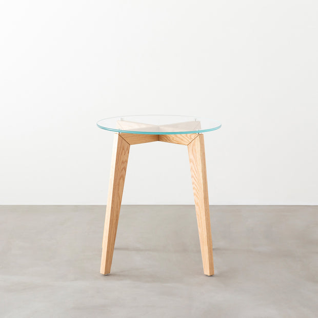 KANADEMONOのガラス天板とナチュラルカラーのピンタイプの木製脚を組み合わせたカフェテーブルS（正面）