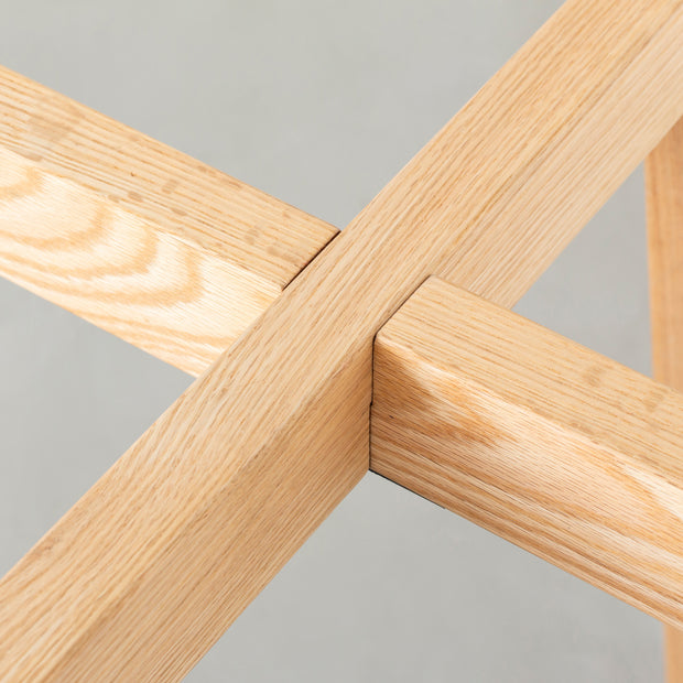 KANADEMONOのガラス天板とナチュラルカラーのピンタイプの木製脚を組み合わせたカフェテーブルS（脚の接合部分）