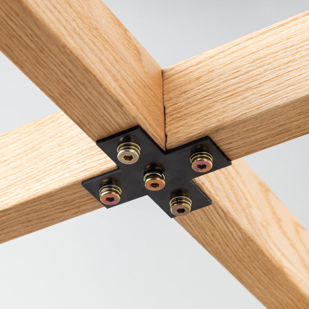 KANADEMONOのガラス天板とナチュラルカラーのピンタイプの木製脚を組み合わせたカフェテーブルS（脚の接合部分の部品）
