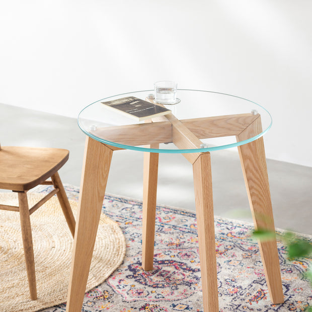 KANADEMONOのガラス天板とナチュラルカラーのピンタイプの木製脚を組み合わせたカフェテーブルS（使用例）