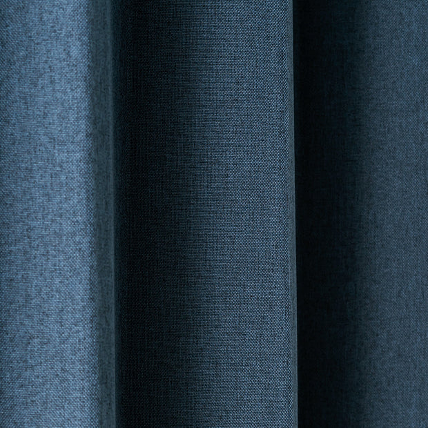 KANADEMONOのポリエステルを100%使用したウォッシャブル・形状記憶のネイビーブルーの遮光無地カーテン（生地クローズアップ）