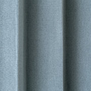 KANADEMONOのポリエステルを100%使用したウォッシャブル・形状記憶のスカイブルーの遮光無地カーテン（生地クローズアップ）
