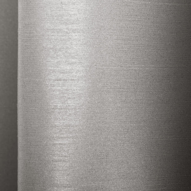 かなでもののポリエステルを100%使用した防炎・形状記憶のグレーの遮光無地カーテン（表面）