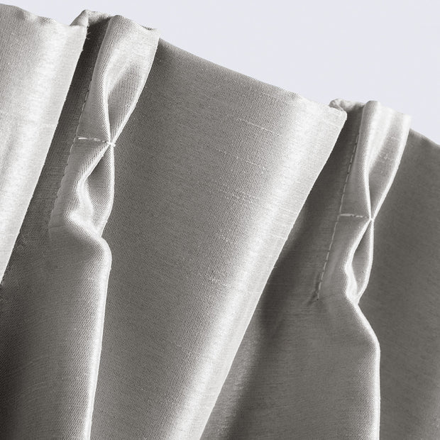 かなでもののポリエステルを100%使用した防炎・形状記憶のグレーの遮光無地カーテン（上部）
