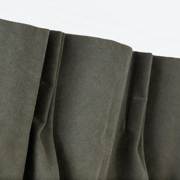 Kanademonoの綿100%使用したヴィンテージテイストに仕上げたグリーンの帆布カーテン（上部）