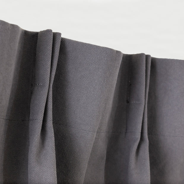 Kanademonoの綿100%使用したヴィンテージテイストに仕上げたグレーの帆布カーテン（上部）