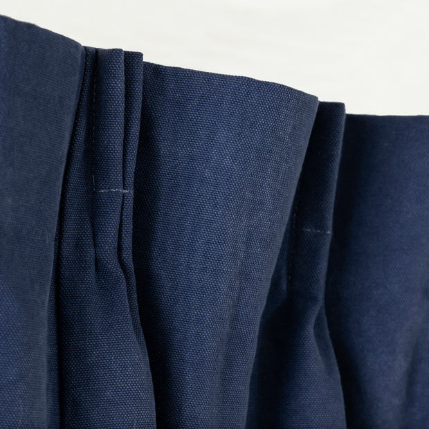 Kanademonoの綿100%使用したヴィンテージテイストに仕上げたネイビーの帆布カーテン（上部）