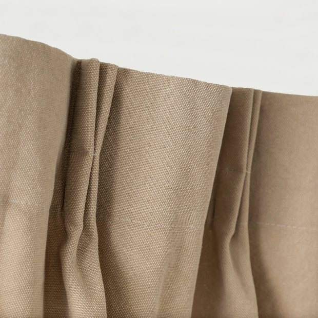 Kanademonoの綿100%使用したヴィンテージテイストに仕上げたアイボリーの帆布カーテン（上部）