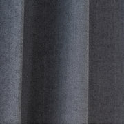 Kanademonoの深みのあるブルーの色合いを表現した、高密度のジャガード織りカーテン（生地クローズアップ）