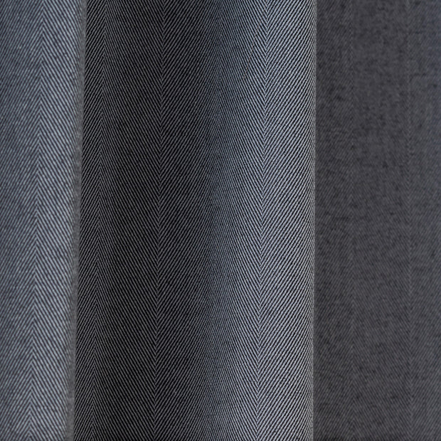 Kanademonoの深みのあるブルーの色合いを表現した、高密度のジャガード織りカーテン（生地クローズアップ）