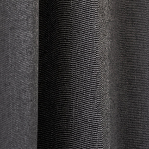 Kanademonoの深みのあるチャコールの色合いを表現した、高密度のジャガード織りカーテン（生地クローズアップ）