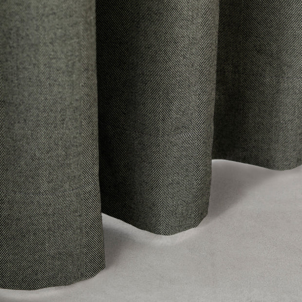 Kanademonoの深みのあるグリーンの色合いを表現した、高密度のジャガード織りカーテン（下部）