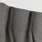 Kanademonoの深みのあるグレーの色合いを表現した、高密度のジャガード織りカーテン（上部）
