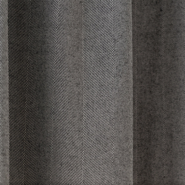 Kanademonoの深みのあるグレーの色合いを表現した、高密度のジャガード織りカーテン（生地クローズアップ）