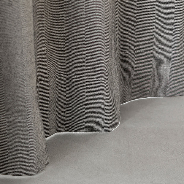 Kanademonoの深みのあるグレーの色合いを表現した、高密度のジャガード織りカーテン（下部）