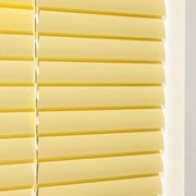 ムーンイエローのシンプルモダンなアルミ製インテリアブラインド・つっぱり仕様