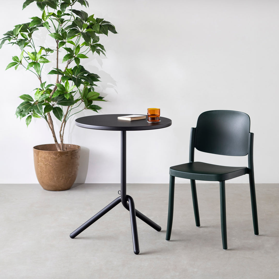 屋内外で使える スタッキング チェア – KANADEMONO