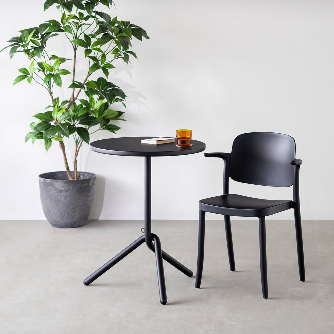 屋内外で使える スタッキング アームチェア – KANADEMONO