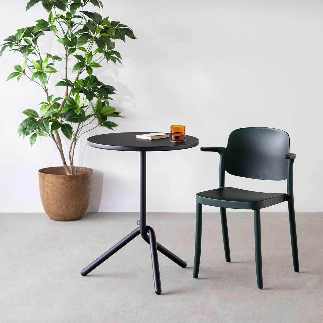 屋内外で使える スタッキング アームチェア – KANADEMONO