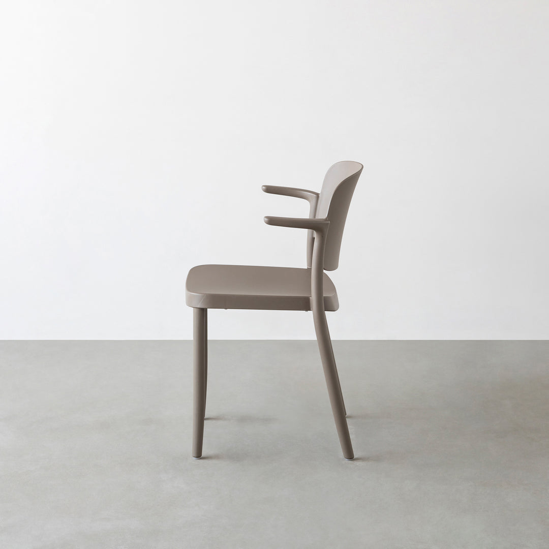 屋内外で使える スタッキング アームチェア – KANADEMONO