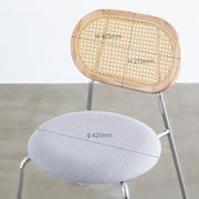 KANADEMONOのラタン調の楕円形の背もたれ、ライトグレーのファブリック座面、シルバースチール脚が特徴のモダンなダイニングチェア（寸法画像2）