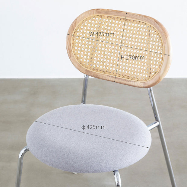 KANADEMONOのラタン調の楕円形の背もたれ、ライトグレーのファブリック座面、シルバースチール脚が特徴のモダンなダイニングチェア（寸法画像2）