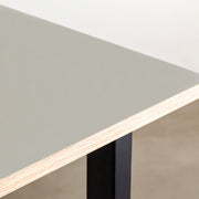 KANADEMONOのリノリウムPebbleオーク天板とマットブラックのTライン鉄脚を組み合わせたシンプルモダンな大型テーブル（天板）