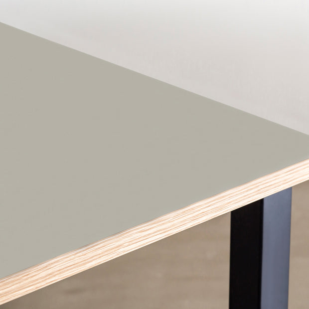 KANADEMONOのリノリウムPebbleオーク天板とマットブラックのスクエアバー鉄脚を組み合わせたシンプルモダンな大型テーブル（天板）