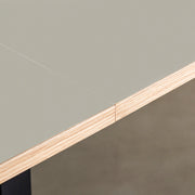 KANADEMONOのリノリウムPebbleオーク天板とマットブラックのスクエアバー鉄脚を組み合わせたシンプルモダンな大型テーブル（連結部分）