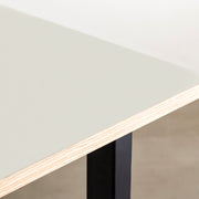 KANADEMONOのリノリウムMushroomオーク天板とマットブラックのTライン鉄脚を組み合わせたシンプルモダンな大型テーブル（天板と脚）