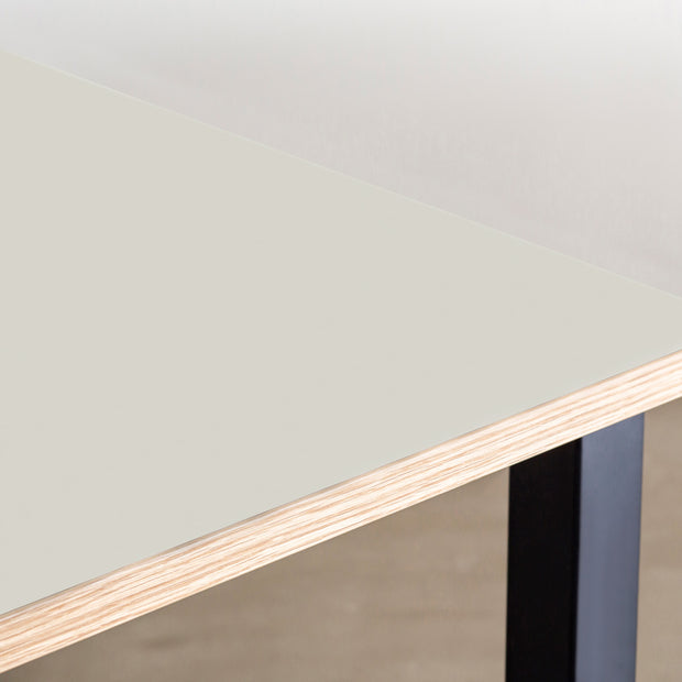 KANADEMONOのリノリウムMushroomオーク天板とマットブラックのスクエアバー鉄脚を組み合わせたシンプルモダンな大型テーブル（天板）