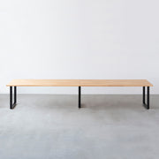 Kanademonoのラバーウッド ナチュラル天板とブラック脚を組み合わせたシンプルモダンな幅連結タイプの特大テーブル（正面）