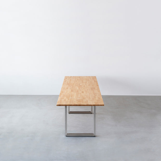 Kanademonoのラバーウッド ナチュラル天板とステンレス脚を組み合わせたシンプルモダンな幅連結タイプの特大テーブル（側面）
