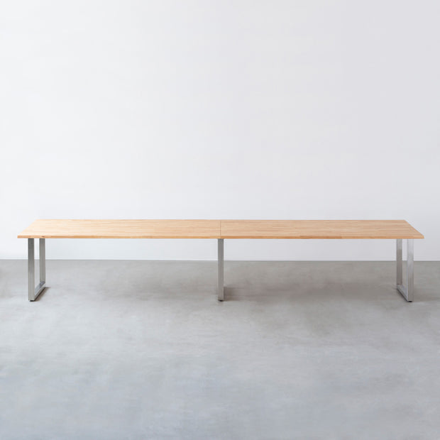 Kanademonoのラバーウッド ナチュラル天板とステンレス脚を組み合わせたシンプルモダンな幅連結タイプの特大テーブル（正面）