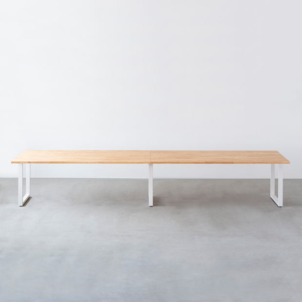 Kanademonoのラバーウッドナチュラル天板とホワイト脚を組み合わせたシンプルモダンな幅連結タイプの特大テーブル（配線トレー付き）正面