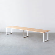 Kanademonoのラバーウッド ナチュラル天板とホワイト脚を組み合わせたシンプルモダンな幅連結タイプの特大テーブル（配線トレー付き）