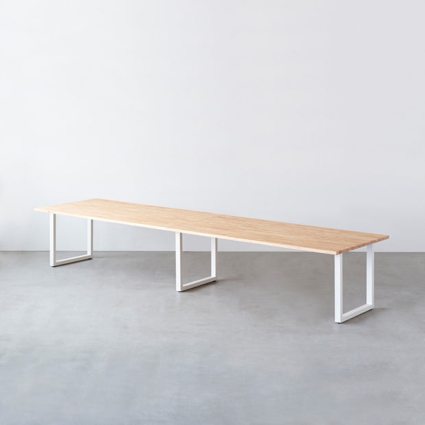 Kanademonoのラバーウッド ナチュラル天板とホワイト脚を組み合わせたシンプルモダンな幅連結タイプの特大テーブル（配線トレー付き）
