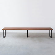 Kanademonoのラバーウッド ブラウン天板とブラック脚を組み合わせたシンプルモダンな幅連結タイプの特大テーブル（正面）