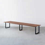 Kanademonoのラバーウッド ブラウン天板とブラック脚を組み合わせたシンプルモダンな幅連結タイプの特大テーブル