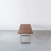 Kanademonoのラバーウッド ブラウン天板とステンレス脚を組み合わせたシンプルモダンな幅連結タイプの特大テーブル（側面）