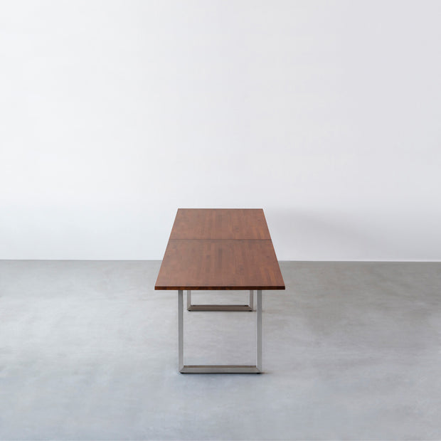 Kanademonoのラバーウッド ブラウン天板とステンレス脚を組み合わせたシンプルモダンな幅連結タイプの特大テーブル（側面）