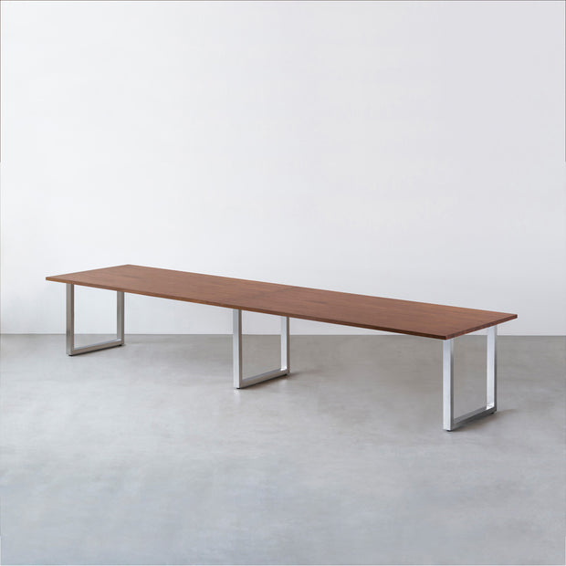 Kanademonoのラバーウッド ブラウン天板とステンレス脚を組み合わせたシンプルモダンな幅連結タイプの特大テーブル