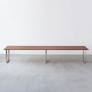 Kanademonoのラバーウッド ブラウン天板とステンレス脚を組み合わせたシンプルモダンな幅連結タイプの特大テーブル（正面）