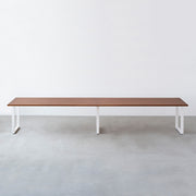 Kanademonoのラバーウッド ブラウン天板とホワイト脚を組み合わせたシンプルモダンな幅連結タイプの特大テーブル（正面）