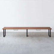 Kanademonoのラバーウッドブラウン天板とブラック脚を組み合わせたシンプルモダンな幅連結タイプの特大テーブル（配線トレー付き）正面