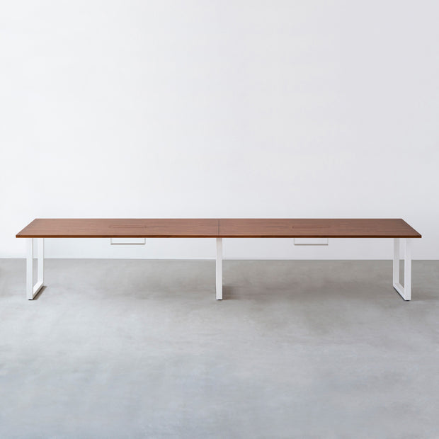 Kanademonoのラバーウッドブラウン天板とホワイト脚を組み合わせたシンプルモダンな幅連結タイプの特大テーブル（配線トレー付き）正面