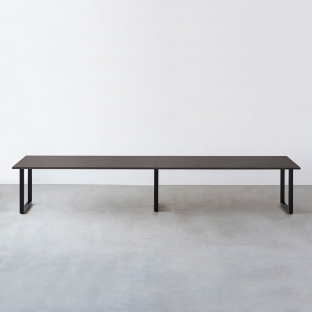 Kanademonoのラバーウッド ブラックブラウン天板とブラック脚を組み合わせたシンプルモダンな幅連結タイプの特大テーブル（正面）