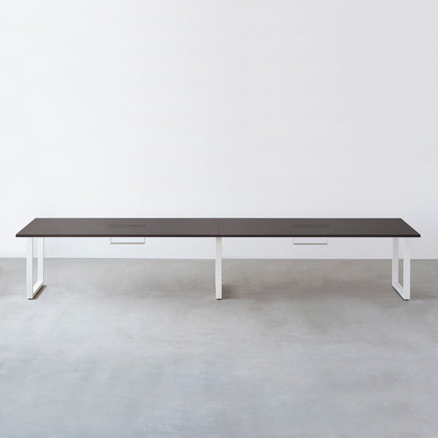 Kanademonoのラバーウッド ブラックブラウン天板とホワイト脚を組み合わせたシンプルモダンな幅連結タイプの特大テーブル（配線トレー付き）正面