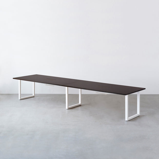 Kanademonoのラバーウッド ブラックブラウン天板とホワイト脚を組み合わせたシンプルモダンな幅連結タイプの特大テーブル（配線トレー付き）