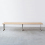 Kanademonoのラバーウッド アッシュグレー天板とホワイト脚を組み合わせたシンプルモダンな幅連結タイプの特大テーブル（正面）